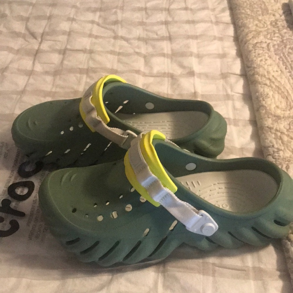 Crocs
True to color
Brand new Never worn
Size 9 fits more like a size 10
